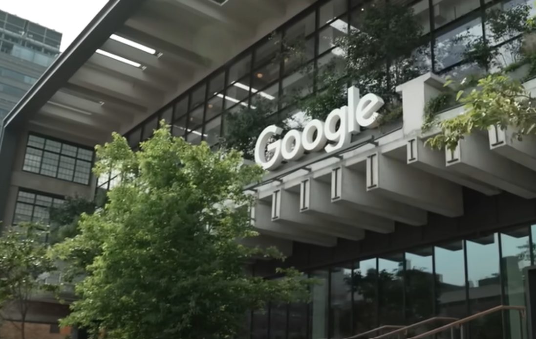 Insight: Dentro de la Oficina de $2.1 Mil Millones de Google en una Terminal de Carga Transformada, The Wall Street Journal
